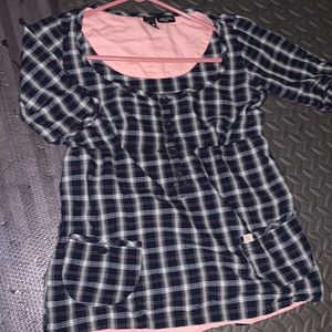 DC Sz sm/p. Top in plaid, front pockets, cute accents, scoop neck